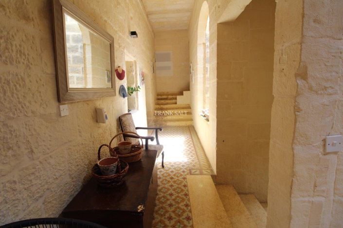 Image No.6-6 Bed Property for sale