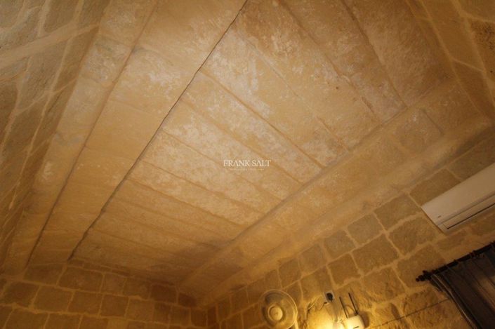 Image No.8-6 Bed Property for sale