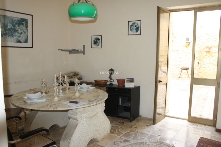 Image No.2-4 Bed Property for sale