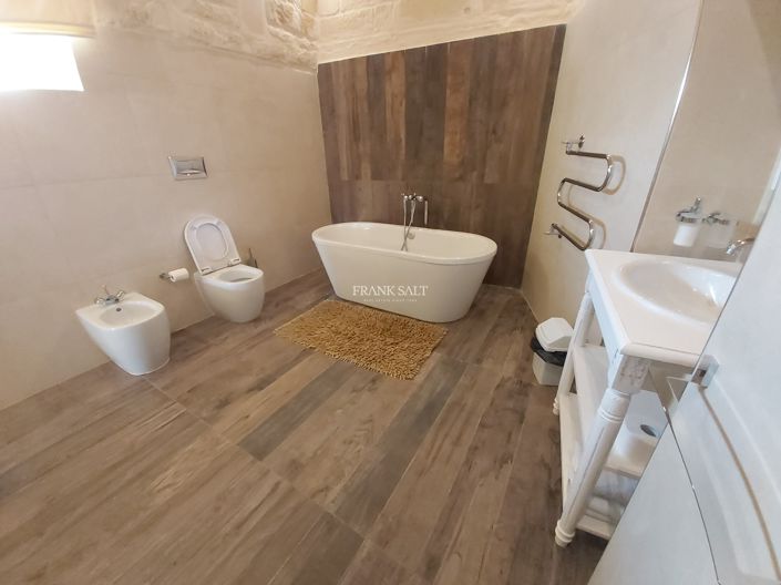 Image No.10-5 Bed Property for sale