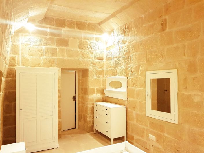 Image No.12-5 Bed Property for sale