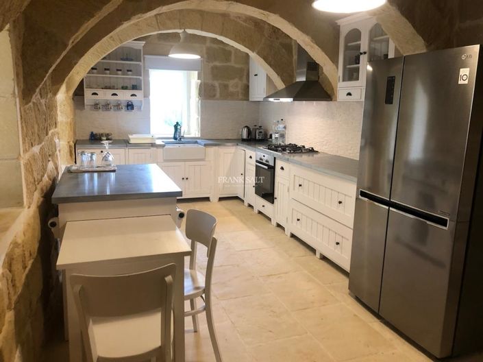 Image No.14-5 Bed Property for sale