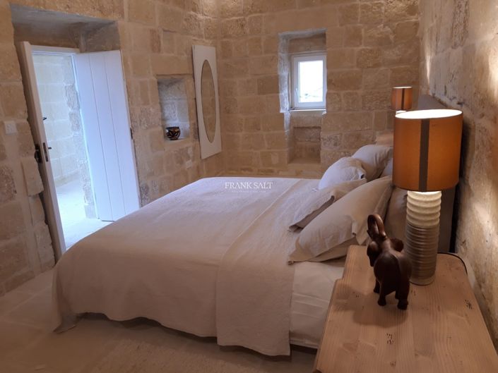 Image No.17-5 Bed Property for sale