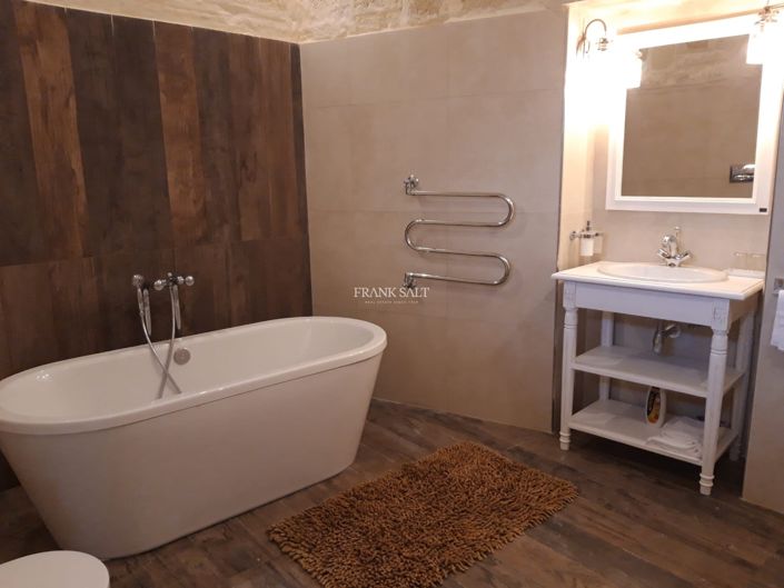 Image No.18-5 Bed Property for sale