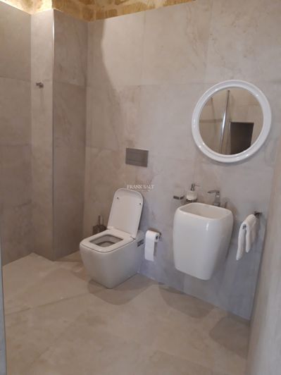 Image No.21-5 Bed Property for sale