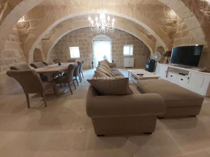 Image No.3-5 Bed Property for sale