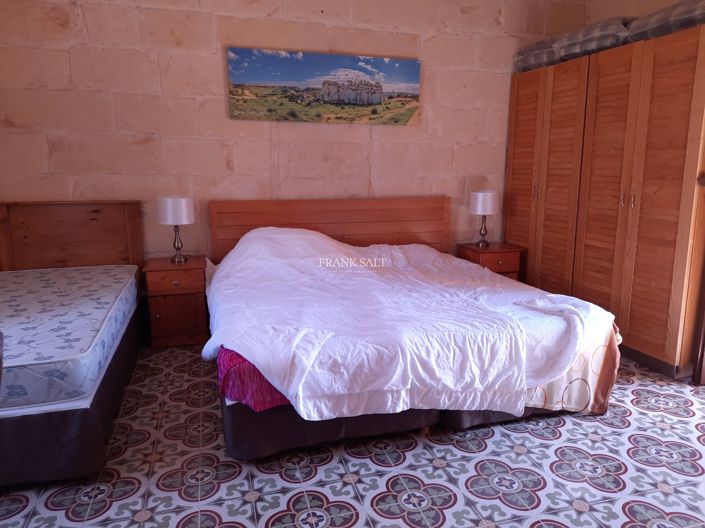 Image No.12-3 Bed Property for sale