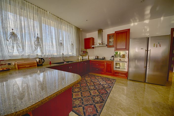 Image No.10-3 Bed Property for sale