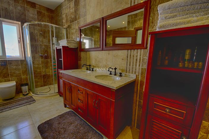 Image No.13-3 Bed Property for sale