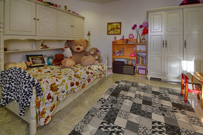 Image No.14-3 Bed Property for sale