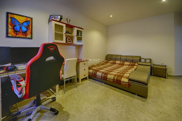 Image No.15-3 Bed Property for sale