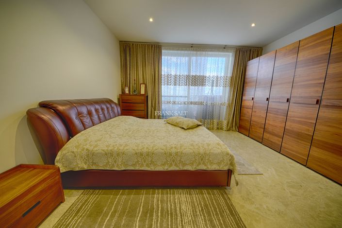 Image No.17-3 Bed Property for sale