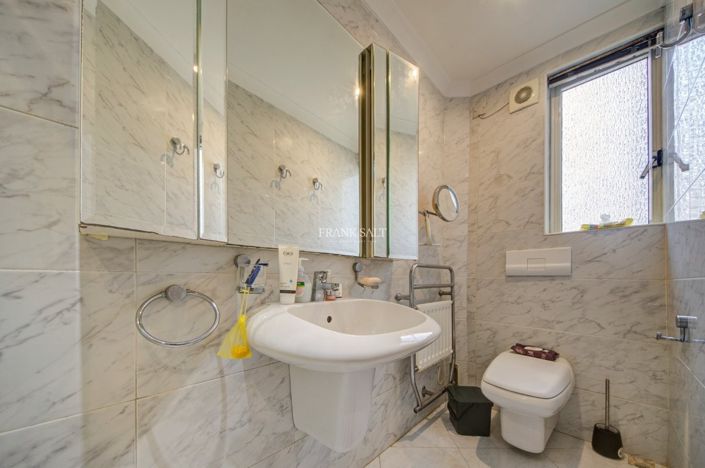 Image No.32-2 Bed Property for sale