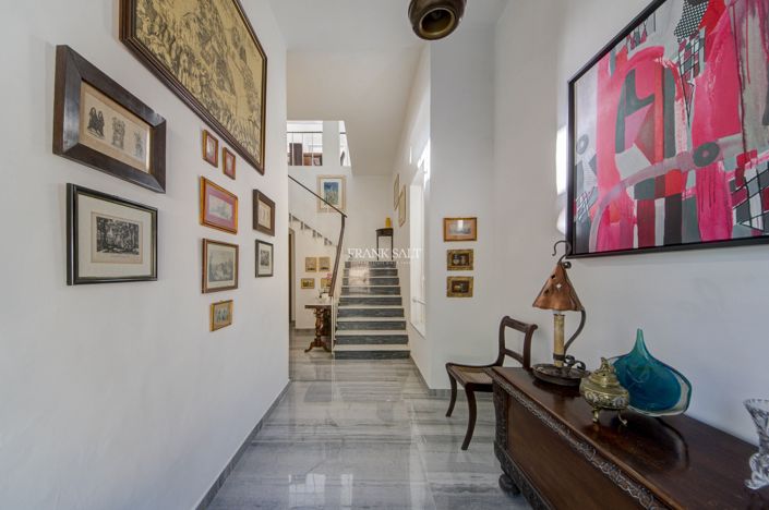 Image No.12-3 Bed Property for sale