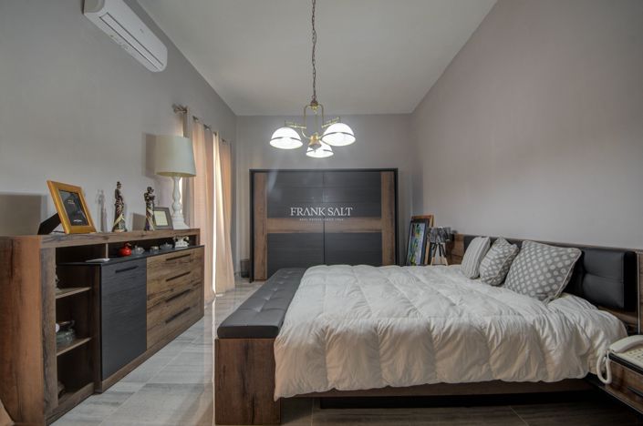 Image No.17-3 Bed Property for sale