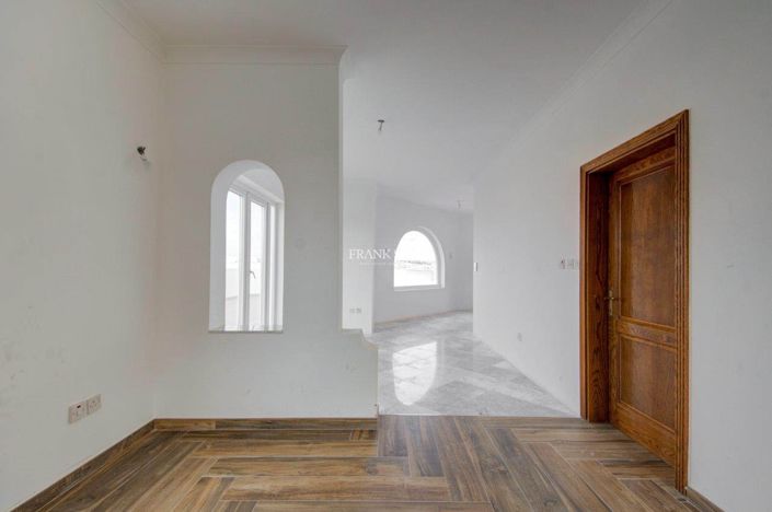 Image No.11-2 Bed Property for sale