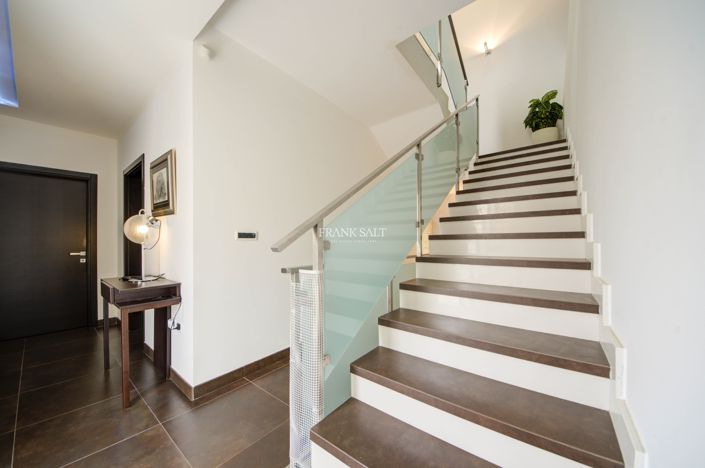 Image No.14-3 Bed Property for sale
