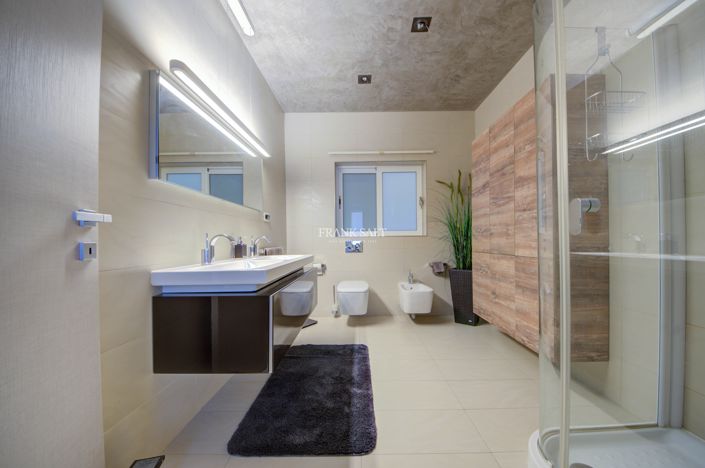 Image No.17-3 Bed Property for sale