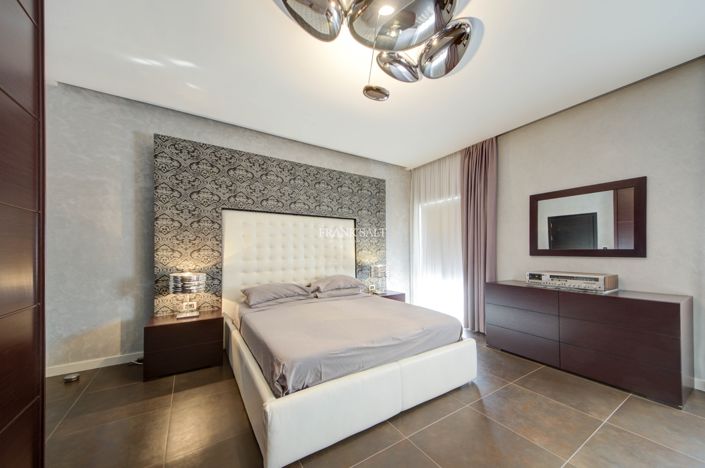 Image No.9-3 Bed Property for sale