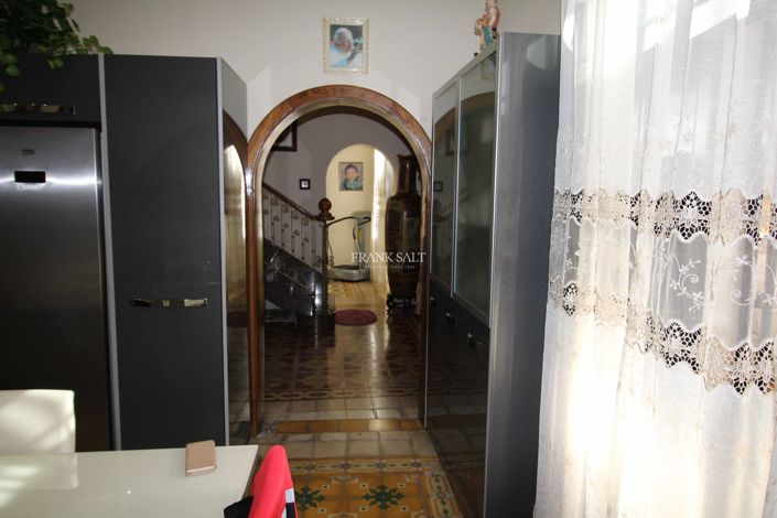 Image No.10-3 Bed Property for sale