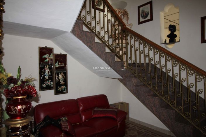 Image No.12-3 Bed Property for sale