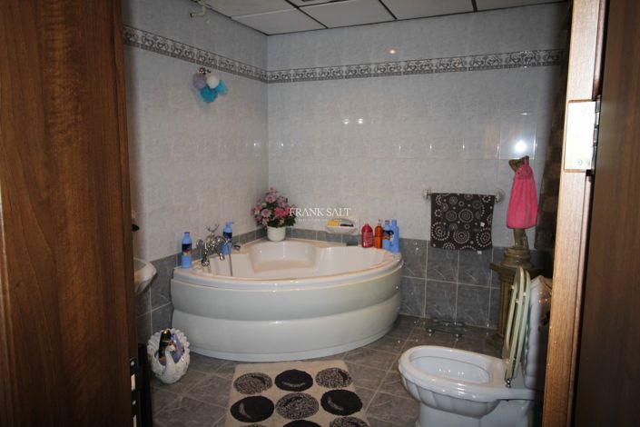 Image No.9-3 Bed Property for sale