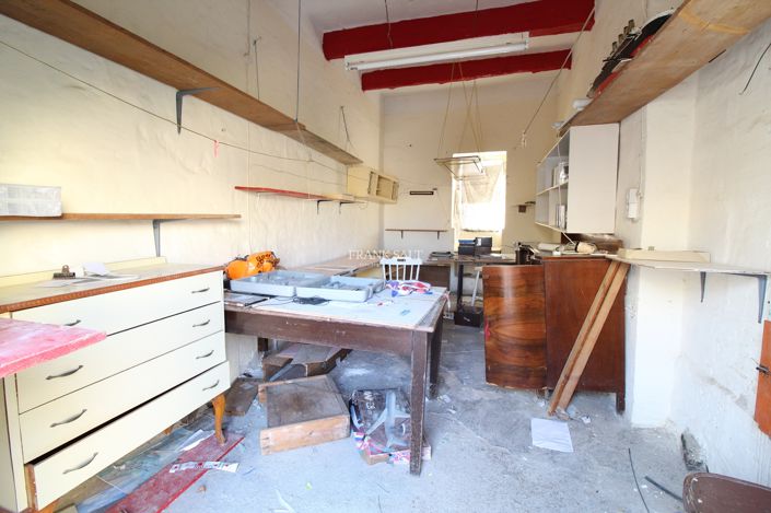 Image No.10-2 Bed Property for sale