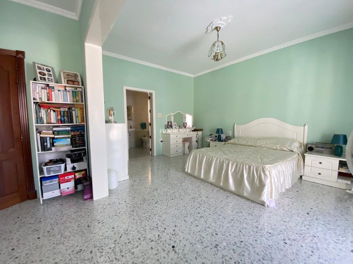 Image No.10-3 Bed Property for sale