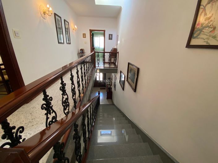 Image No.8-3 Bed Property for sale