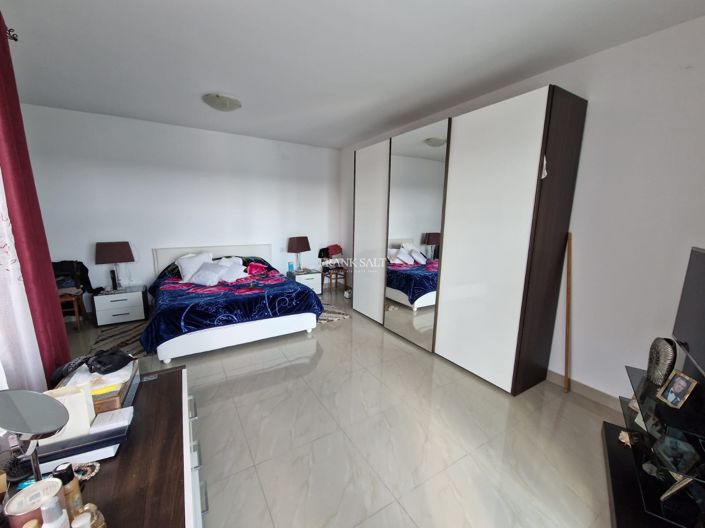 Image No.11-Propriété de 4 chambres à vendre à Luqa