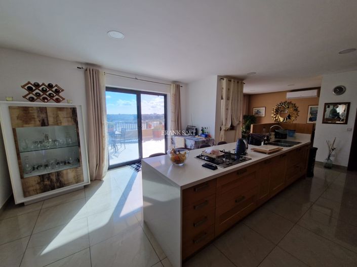 Image No.2-Propriété de 4 chambres à vendre à Luqa