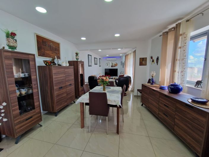 Image No.4-4 Bed Property for sale