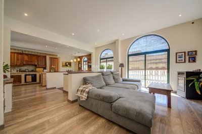 1 - Victoria, Property