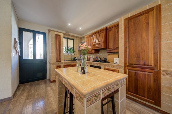 Image No.10-3 Bed Property for sale