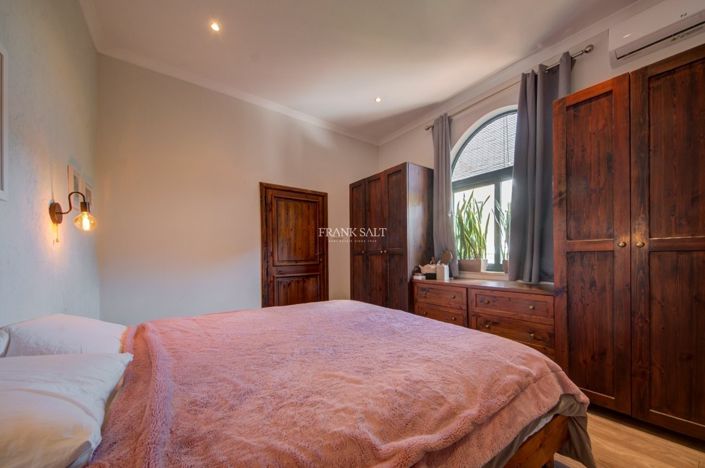 Image No.12-3 Bed Property for sale