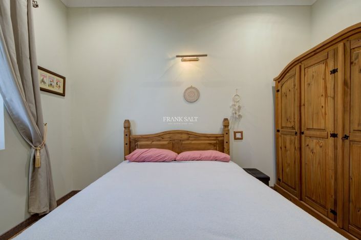 Image No.14-3 Bed Property for sale