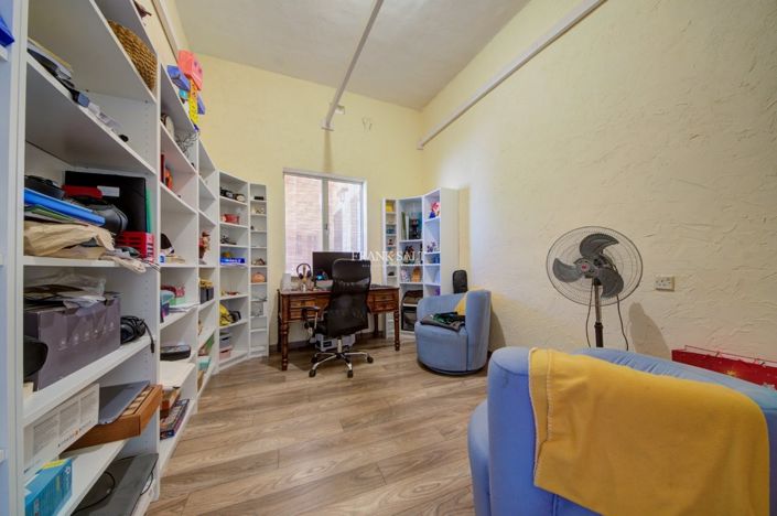 Image No.18-3 Bed Property for sale