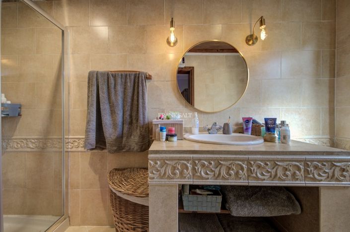 Image No.19-3 Bed Property for sale