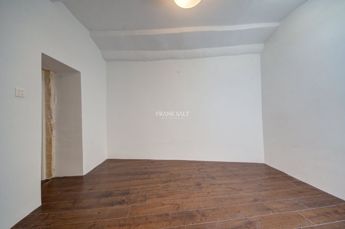 Image No.12-3 Bed Property for sale