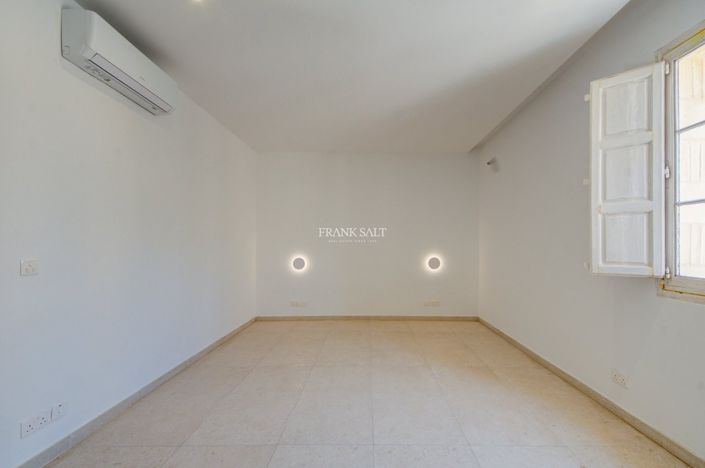 Image No.14-3 Bed Property for sale