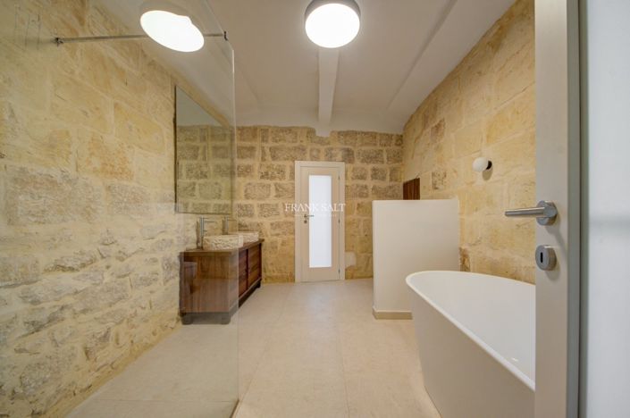 Image No.18-3 Bed Property for sale