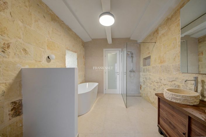 Image No.19-3 Bed Property for sale