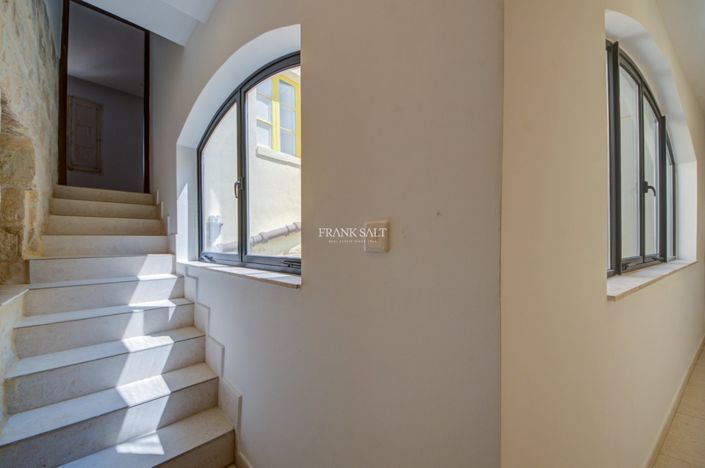 Image No.23-3 Bed Property for sale