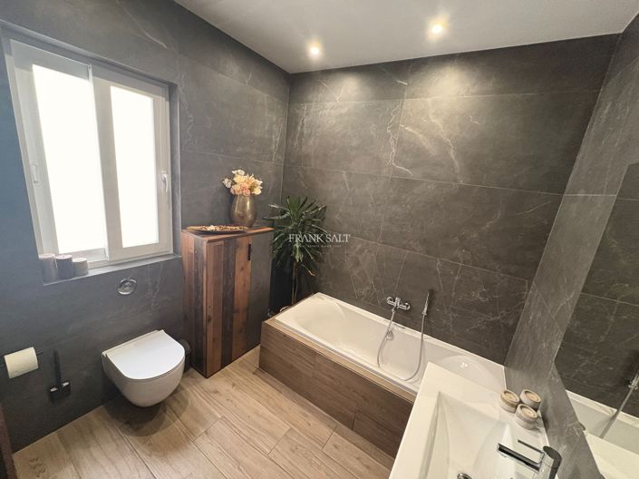 Image No.7-3 Bed Property for sale