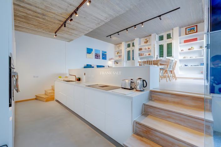 Image No.12-4 Bed Property for sale