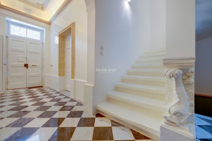 Image No.2-4 Bed Property for sale