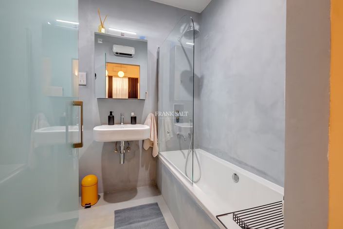 Image No.4-4 Bed Property for sale