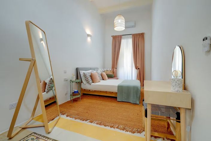 Image No.5-4 Bed Property for sale