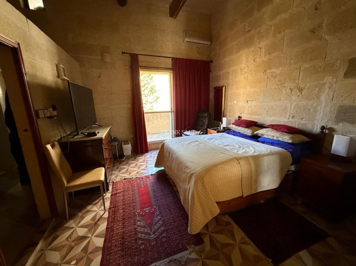 Image No.12-3 Bed Property for sale