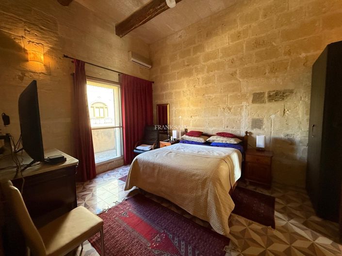 Image No.14-3 Bed Property for sale